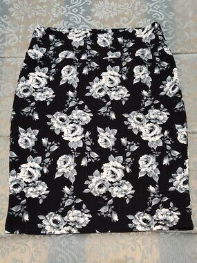LuLaRoe black & white rose pattern, Cassie pencil skirt, EUC, size XL